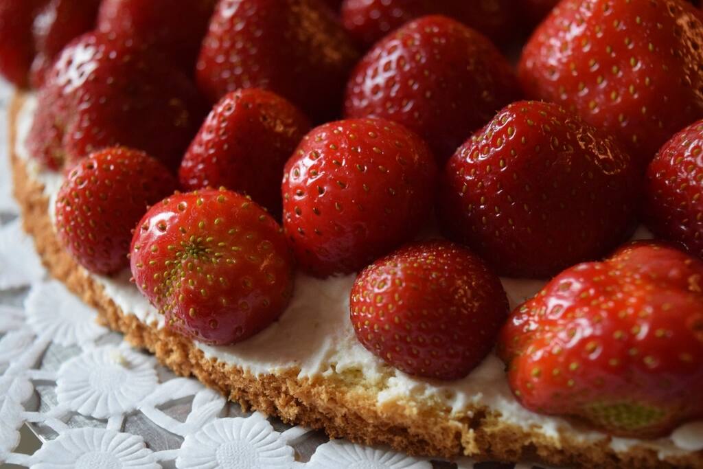 Epres krémtorta közelről, illusztráció